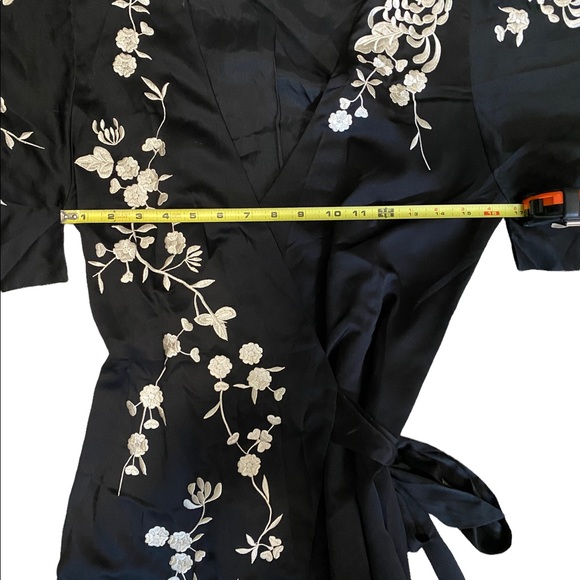 Forever 21 Women’s Embroidered Wrap Kimono Mini Dress Size Medium - Picture 8 of 12